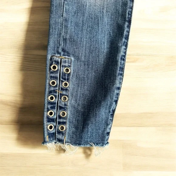 Women's GUESS Distressed Blue Jeans Grommet Eyelet Cropped Low-Mid Rise Size 27 - Picture 4 of 9